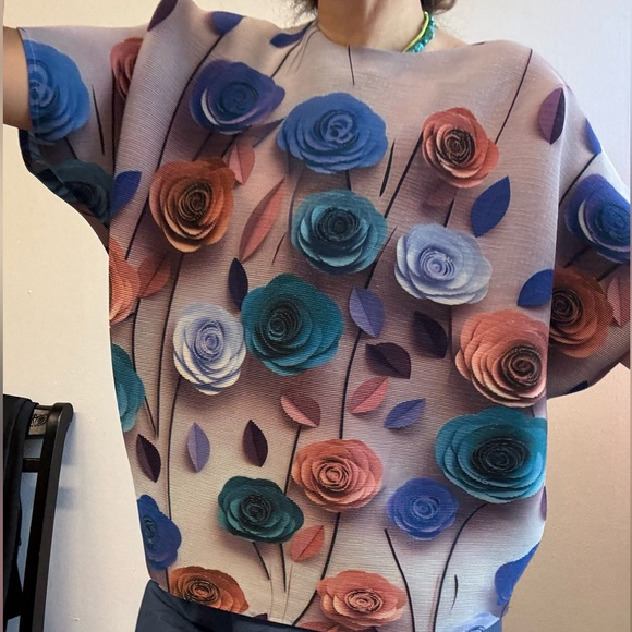Issey Miyake Pleats Please inspired batwing shirt. Features geometric 3D🌹roses - Picture 5 of 5